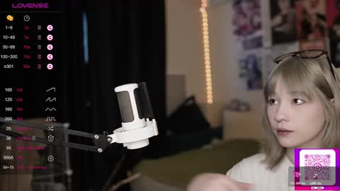 Snapshot of traharaaa chatting on February 6, 1:03 pm Ariana and Erik online show from February 6, 1:03 pm