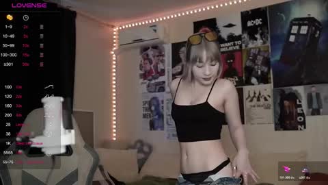 Snapshot of traharaaa chatting on February 12, 1:28 pm Ariana and Erik online show from February 12, 1:28 pm