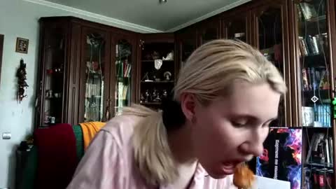 Snapshot of tranhardisty chatting on June 13, 6:33 am Lesly online show from June 13, 6:33 am