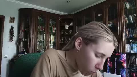 Snapshot of tranhardisty chatting on June 18, 8:47 am Lesly online show from June 18, 8:47 am