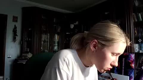 Snapshot of tranhardisty chatting on June 29, 10:15 am Lesly online show from June 29, 10:15 am