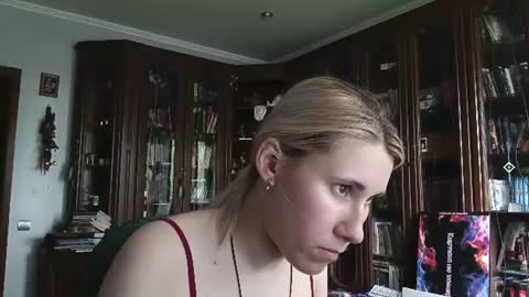 Snapshot of tranhardisty chatting on July 2, 9:15 am Lesly online show from July 2, 9:15 am
