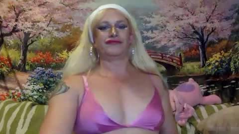 Snapshot of trannymilfcumslut chatting on February 26, 6:15 am TrannyCumSlut online show from February 26, 6:15 am