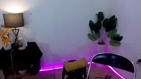 Snapshot of transgoddessselena chatting on December 10, 2:28 pm Selena the real cummer online show from December 10, 2:28 pm