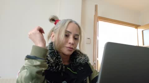 Snapshot of travesti513695 chatting on February 7, 9:26 pm Myla online show from February 7, 9:26 pm