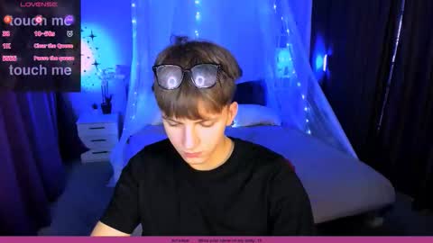 Snapshot of travis_wolf_ chatting on November 8, 9:13 pm Travis online show from November 8, 9:13 pm