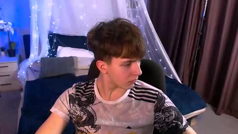 Snapshot of travis_wolf_ chatting on November 23, 9:03 pm Travis online show from November 23, 9:03 pm