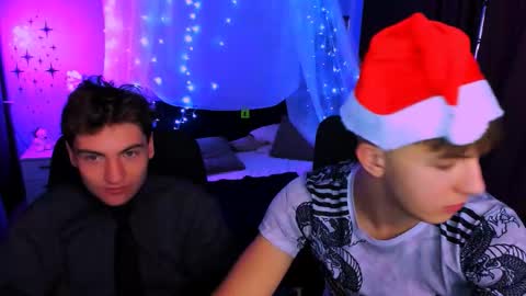 Snapshot of travis_wolf_ chatting on December 14, 8:13 pm Travis online show from December 14, 8:13 pm