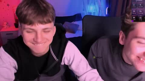 Snapshot of travis_wolf_ chatting on December 17, 8:59 pm Travis online show from December 17, 8:59 pm