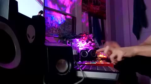 travism211 online show from November 27, 6:43 pm