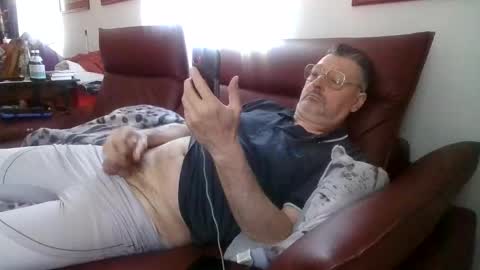 Snapshot of trebgeis1 chatting on April 29, 11:47 am trebgeis1 online show from April 29, 11:47 am