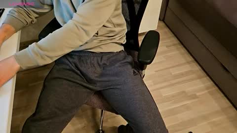 tree1989 online show from November 4, 6:51 pm