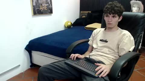 Snapshot of trevor_mob chatting on June 2, 2:30 pm trevor_mob online show from June 2, 2:30 pm