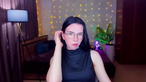 TriciaDaisy online show from April 21, 6:41 am