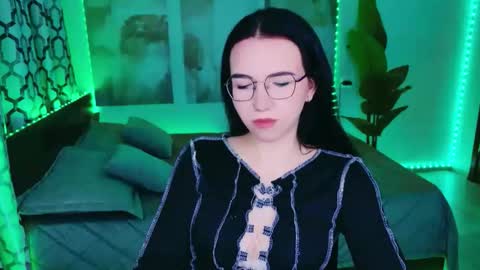 TriciaDaisy online show from May 17, 2:46 pm