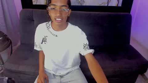Snapshot of triiangel_latinboy chatting on May 30, 12:35 pm Johan online show from May 30, 12:35 pm