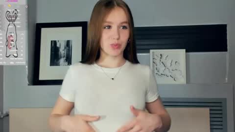Snapshot of trinahillier chatting on April 22, 7:44 am Bubbles online show from April 22, 7:44 am
