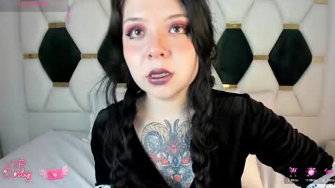 Snapshot of trinity_moss chatting on January 31, 7:11 pm Trinity online show from January 31, 7:11 pm