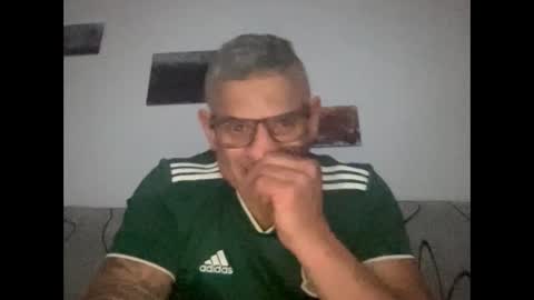 Snapshot of trip2nite3000 chatting on February 2, 4:05 am Ramiro online show from February 2, 4:05 am