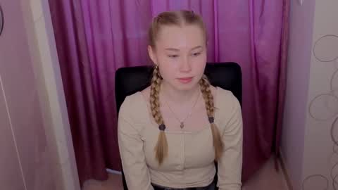 Snapshot of tristaaluarez chatting on February 10, 11:14 am Lana online show from February 10, 11:14 am