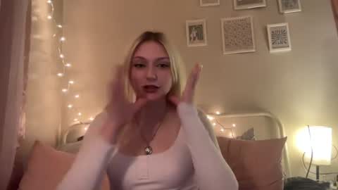 Snapshot of trixilee24 chatting on July 29, 6:11 am Trixi online show from July 29, 6:11 am