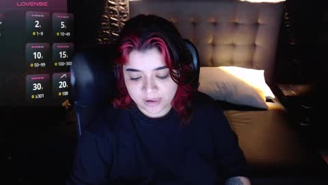 Snapshot of trixxiee_ chatting on December 22, 1:45 am trixxiee_ online show from December 22, 1:45 am