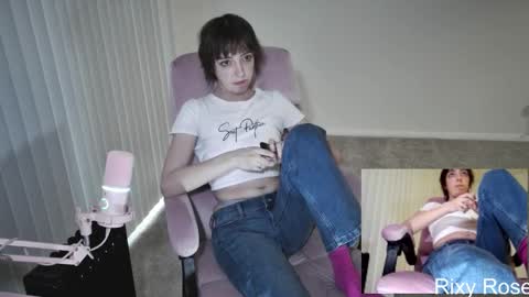 Snapshot of trixyrose chatting on February 15, 9:44 pm RixyRose online show from February 15, 9:44 pm