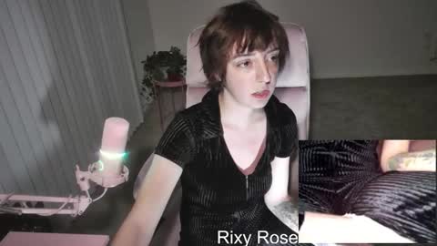 Snapshot of trixyrose chatting on March 1, 2:46 am RixyRose online show from March 1, 2:46 am