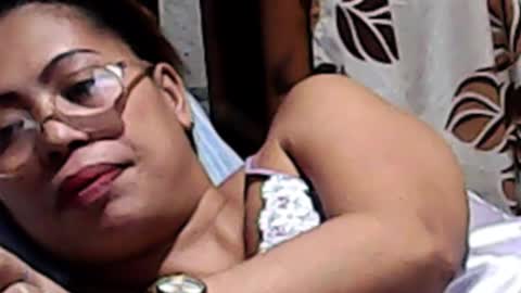 Snapshot of truefilipinabeauty chatting on October 10, 1:21 pm emily online show from October 10, 1:21 pm