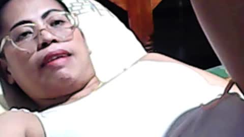 Snapshot of truefilipinabeauty chatting on October 28, 12:52 pm emily online show from October 28, 12:52 pm