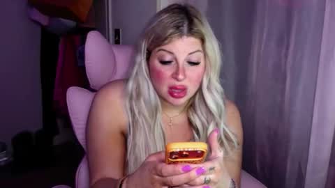 Snapshot of tstinadoll chatting on May 19, 2:18 am xTinnaaaaa online show from May 19, 2:18 am