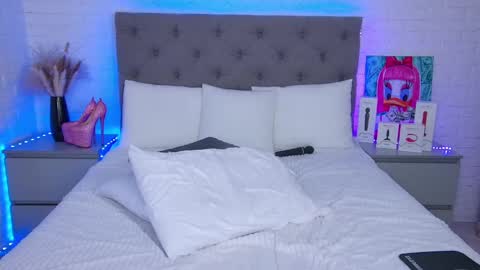 Hallie online show from February 18, 1:54 am