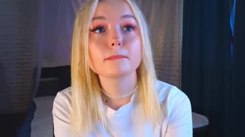 Snapshot of twinklefluff chatting on March 7, 4:24 am twinklefluff online show from March 7, 4:24 am