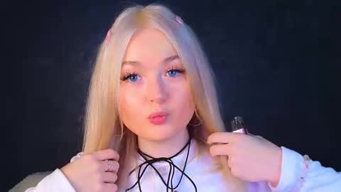 Snapshot of twinklefluff chatting on March 11, 4:43 am twinklefluff online show from March 11, 4:43 am