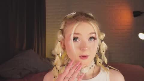 Snapshot of twinklefluff chatting on October 18, 3:57 pm twinklefluff online show from October 18, 3:57 pm