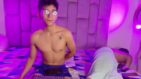 Snapshot of twinksecrets_ chatting on February 20, 10:05 am twinksecrets_ online show from February 20, 10:05 am