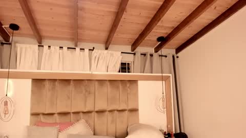 Twiggy online show from February 19, 12:03 am