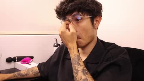 Snapshot of tyler_blade chatting on April 8, 11:48 pm tyler_blade online show from April 8, 11:48 pm