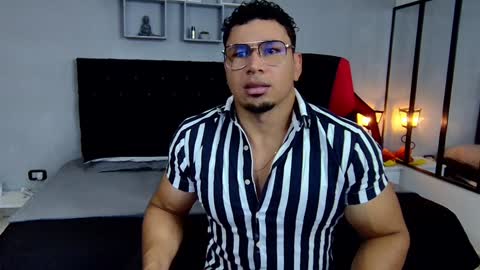 tyler_hank1 online show from January 20, 1:21 pm