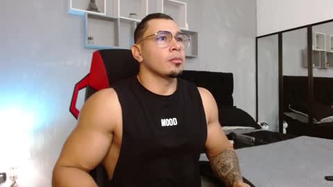 tyler_hank1 online show from November 1, 10:01 pm