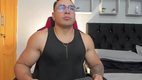 tyler_hank1 online show from March 27, 1:33 am