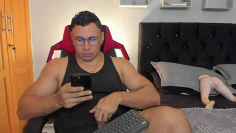 tyler_hank1 online show from April 16, 2:12 am