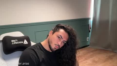 Snapshot of tylerarias chatting on June 20, 5:16 pm tylerarias online show from June 20, 5:16 pm