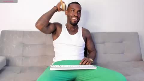 Snapshot of tyron_rulers chatting on February 25, 10:29 pm Dvid Rullers online show from February 25, 10:29 pm
