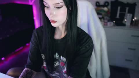 Snapshot of uindi chatting on December 9, 7:39 pm Izzy online show from December 9, 7:39 pm