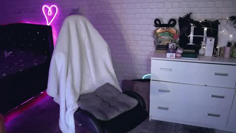 Snapshot of uindi chatting on December 15, 7:31 pm Izzy online show from December 15, 7:31 pm