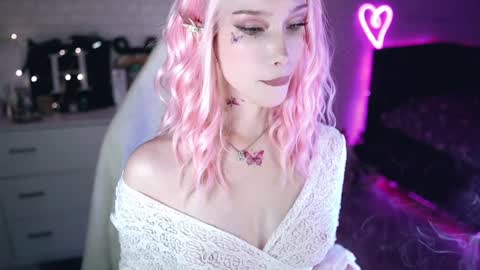 Snapshot of uindi chatting on January 27, 4:54 pm Izzy online show from January 27, 4:54 pm