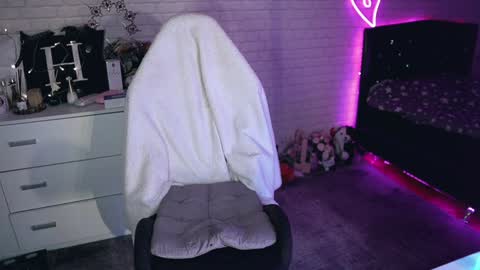 Snapshot of uindi chatting on March 10, 10:02 pm Izzy online show from March 10, 10:02 pm