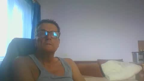 Snapshot of ulmeni7 chatting on October 24, 7:27 am ulmeni7 online show from October 24, 7:27 am