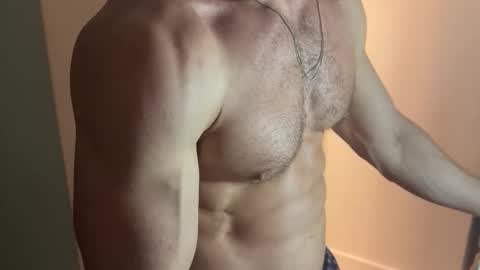 Snapshot of um_cammusc chatting on March 19, 11:53 pm Um CM online show from March 19, 11:53 pm